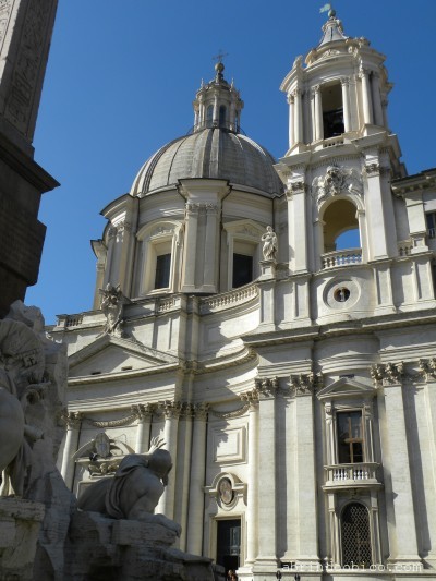 Uma das figuras de Bernini "segurando" a igreja de Borromini
